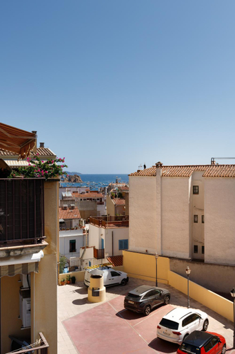 3, Lets Holidays Big terrace house with parking, Girona