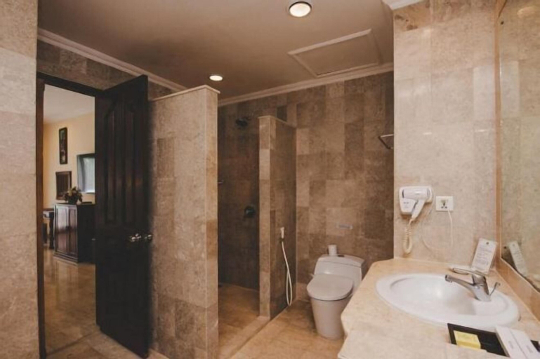 Bathroom 12
