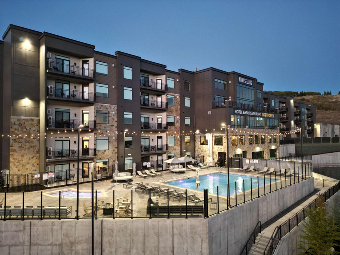 Exterior & Views