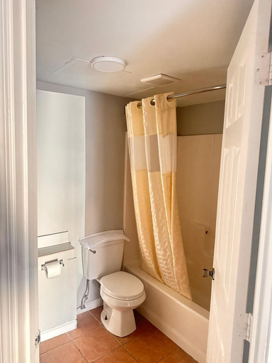 Bathroom 3, Budget Inn, Walker