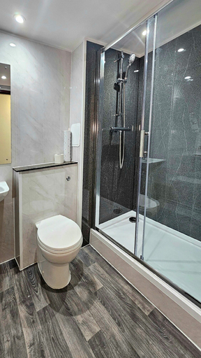 Bathroom 4, Hampstead Britannia Hotel, London