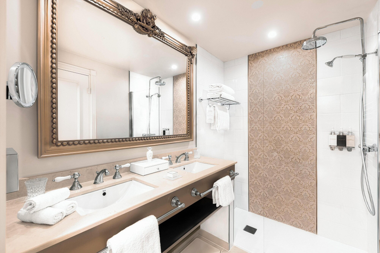 Bathroom 5, Disneyland Hotel + Tickets, Seine-et-Marne