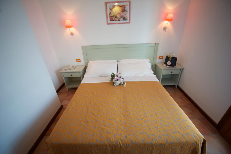 Bedroom 2, Hotel Villa Tramonto direttamente sul mare, Livorno