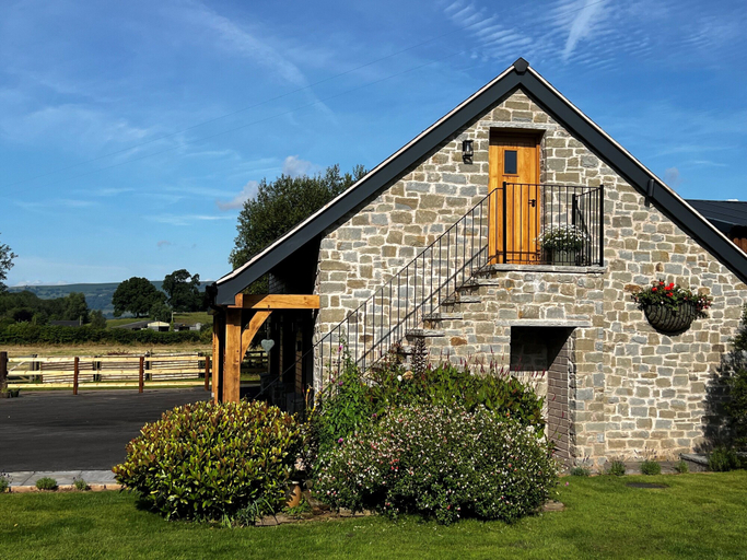 Exterior & Views 2, Cozy Studio Attic Retreat in Bettws Newydd, Monmouthshire