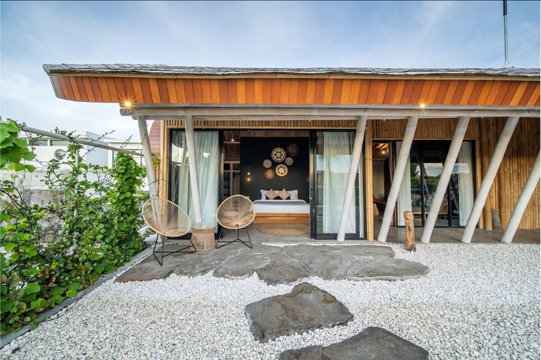 Exterior & Views