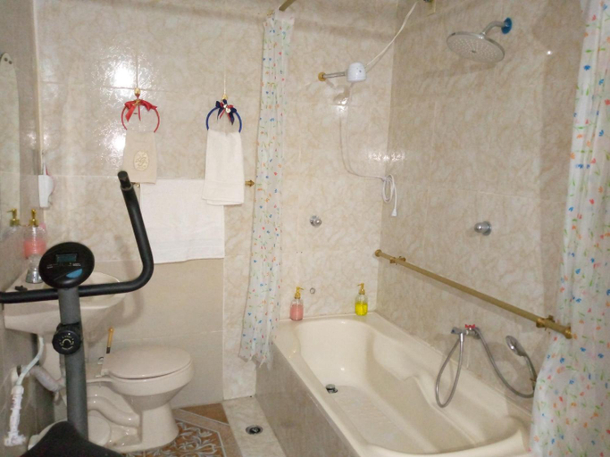 Bathroom 3, Acuarela del Rio H#1 Cerca Terminal Terrestre Habitacion privada con bano, Guayaquil