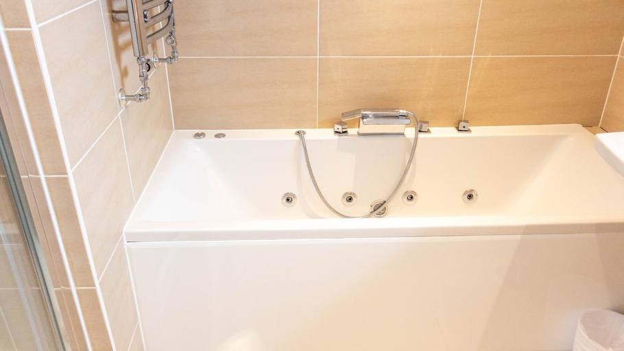 Bathroom 2, Moncrieff House, West Lothian