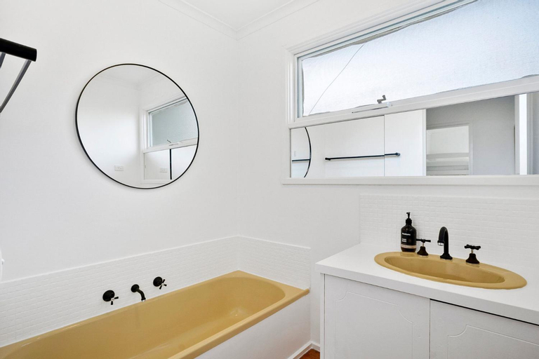 Bedroom 3, Charming Sea Side Cottage in Rye, Mornington P'sula - South