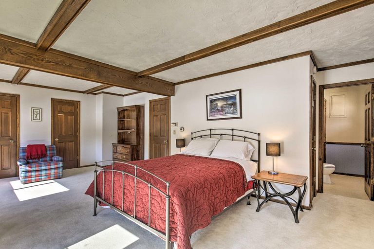 Bedroom 2, Simple Cranberry & Wine Farm Home w/ Fire Pit!, Oneida