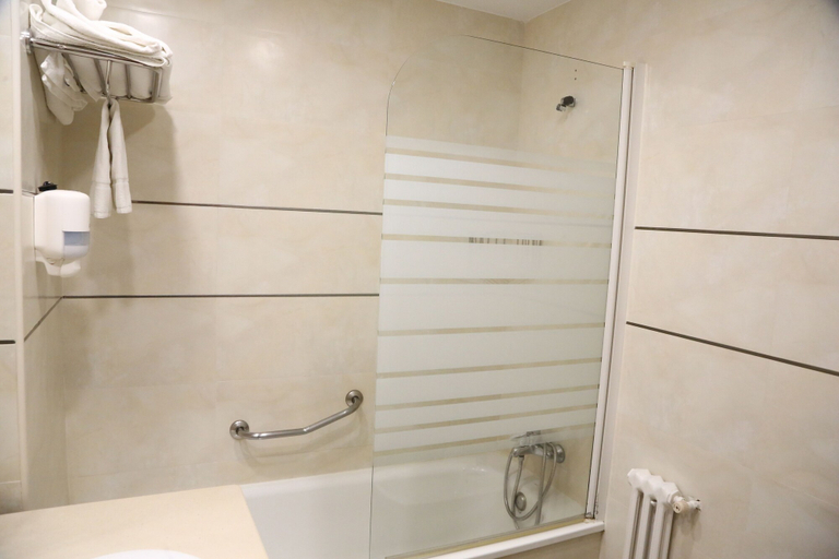 Bathroom 4, Hostal Real, Cáceres