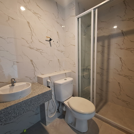 Bathroom 5, Grand Kamala Lagoon by White Box Property, Bekasi