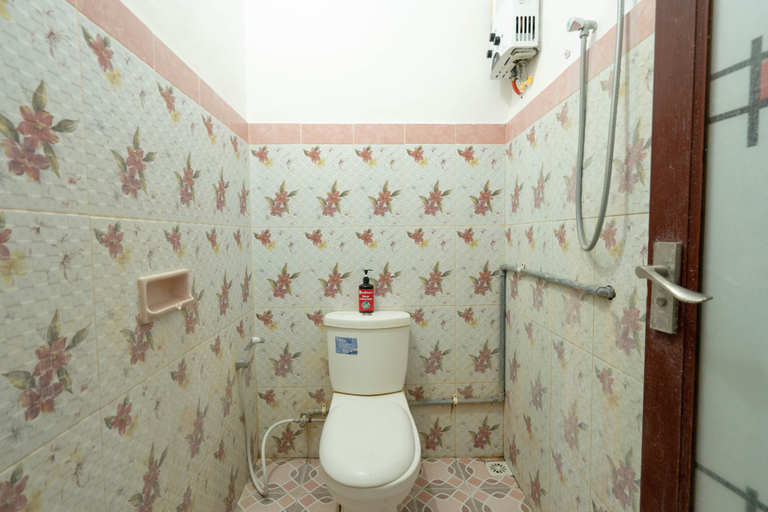 Bathroom 5, RedDoorz near Buleleng Harbour 2, Buleleng