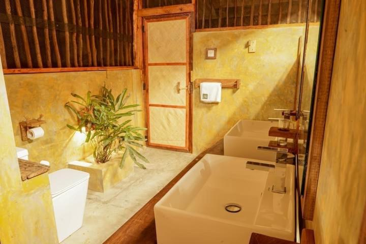 Bathroom 3, Raalmadu Wilpattu, Vanathavilluwa