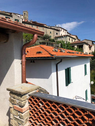 Home Holidays Crasciana, con terrazza vista sulle Alpi Apuane., Lucca