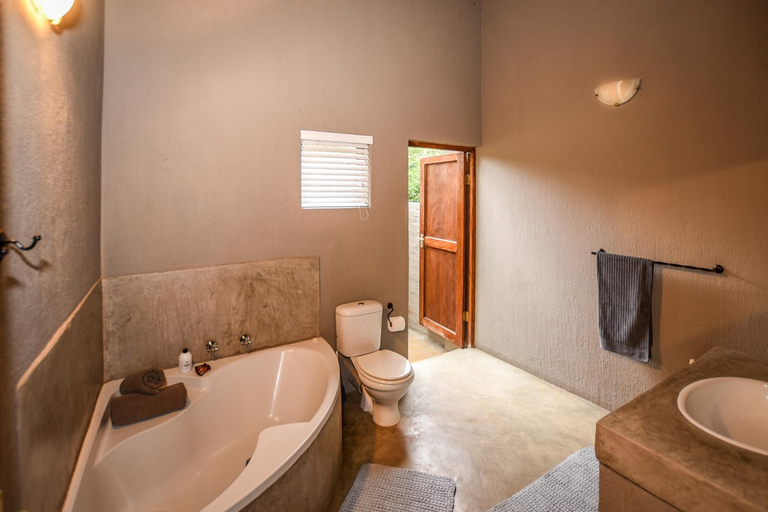 Bathroom 3, Khiza Bush Retreat, Mopani