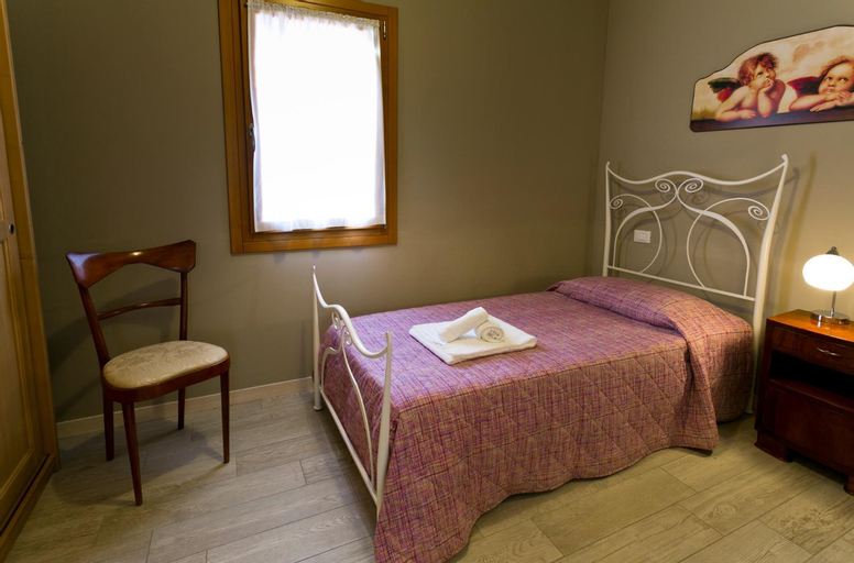Bedroom 3, Albergo Diffuso Polcenigo B.Vittorio, Pordenone