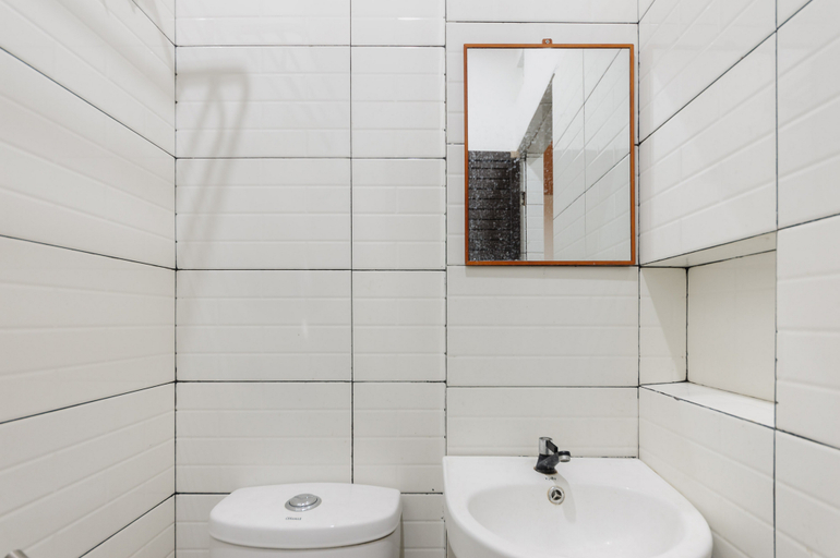 Bathroom 4, RedDoorz @ Rose House Simpang Pemda Medan Selayang, Medan