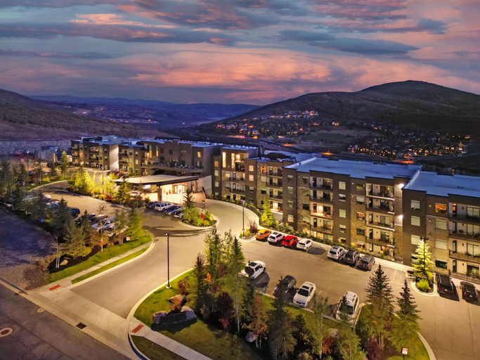 Exterior & Views