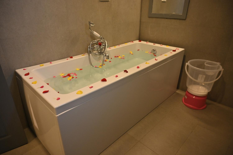 Bathroom 4, Alchemy suites, Bangalore