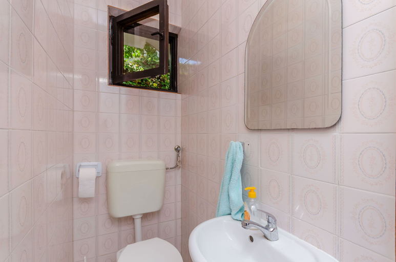 Bathroom 4, House Zdenka, Okrug