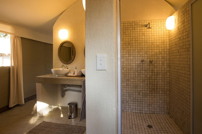 Bathroom 4, Nyati Safari Lodge, Mopani