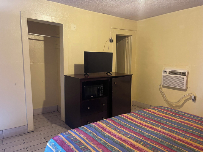 Bedroom 5, Plaza Motel, Jones