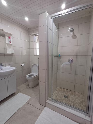 Bathroom 3, Capbon Guesthouse, Windhoek East