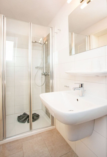 Bathroom 4, "levke" in Residence on the South Beach, Leer