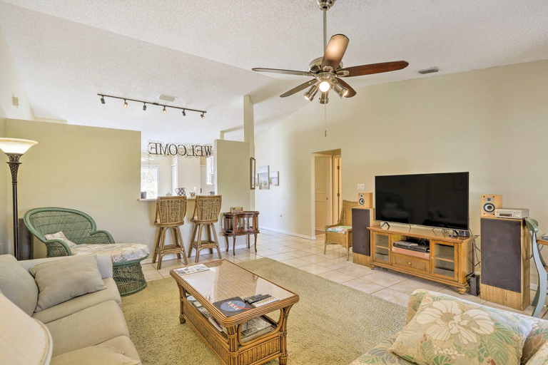 Others 4, Bright Titusville Retreat w/ Lanai - WFH Friendly!, Brevard