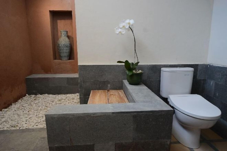Bathroom 13