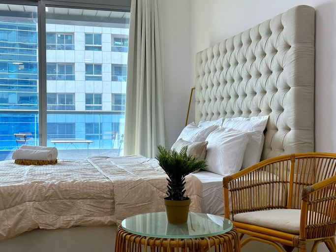 Others 2, Luxury Studio w/ BoHo Design and Balcony for 4 Pax, Dubai
