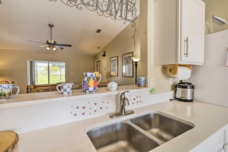 Others 5, Bright Titusville Retreat w/ Lanai - WFH Friendly!, Brevard