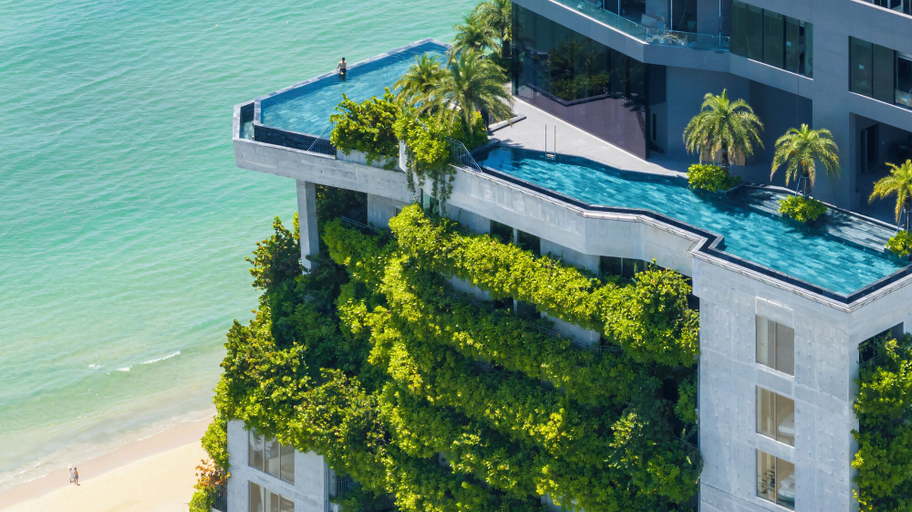 Exterior & Views