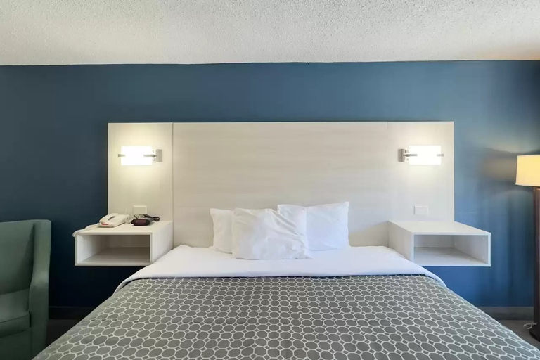 Bedroom, Suburban Studios McDonough South I-75, Henry