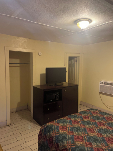 Bedroom 3, Plaza Motel, Jones