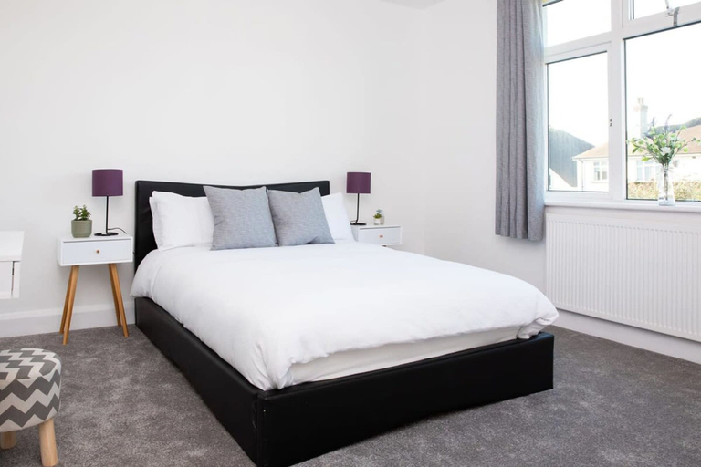 Bedroom 2, Spacious House for 10 With Hot Tub Nr Beach, West Sussex