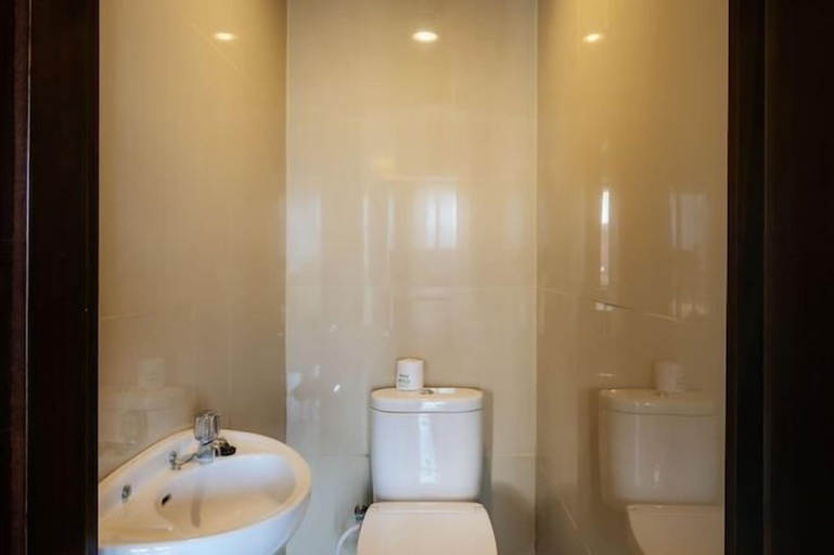 Bathroom 13