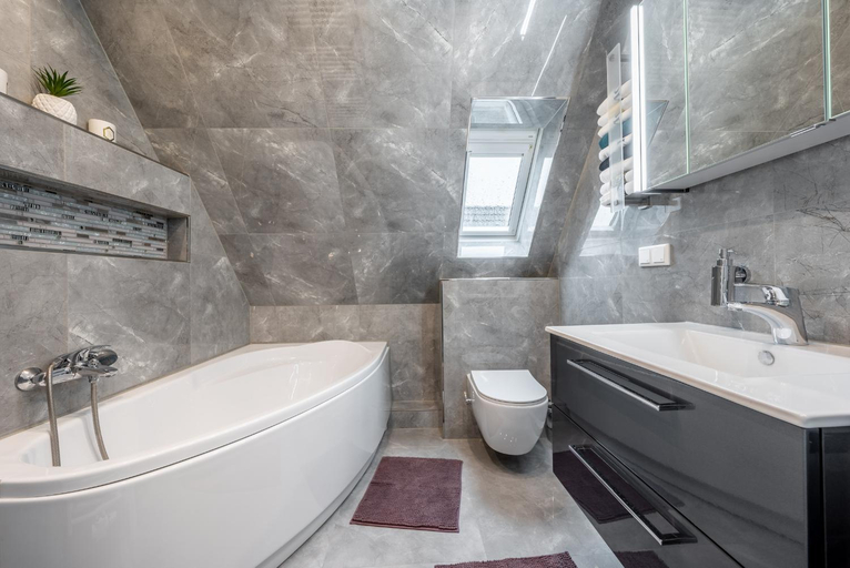 Bathroom 5, up to 3 private rooms with 2 bathrooms, Region Hannover