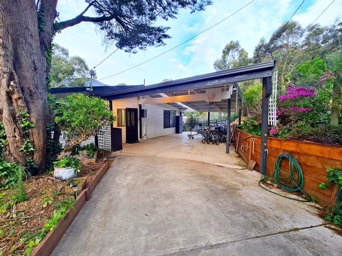 Exterior & Views 1, 'Wahroonga' home among the Gum trees in Warburton, Yarra Ranges - Central