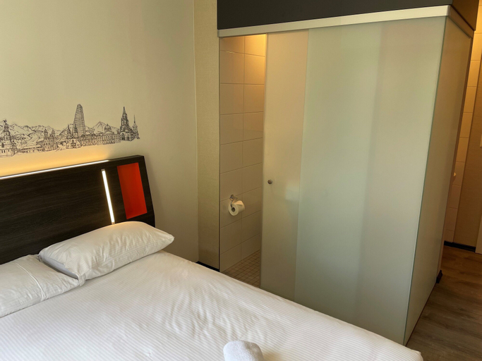 Bedroom 3, easyHotel Zurich Main Station, Zürich