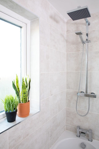 Bathroom 3, Spacious House for 10 With Hot Tub Nr Beach, West Sussex