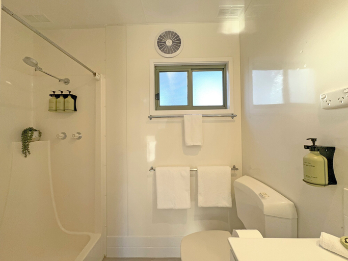 Bathroom 4, Tasman Holiday Parks - South Bright, Alpine - East
