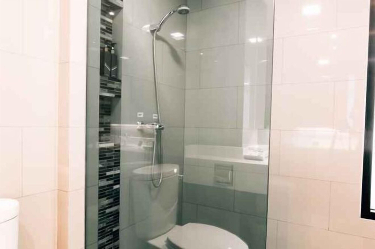 Bathroom 14