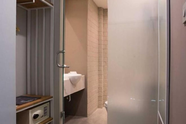 Bathroom 18