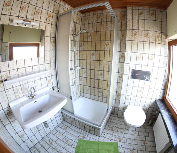 Bathroom 5, Hotel-Restaurant Zum Burgkeller, Birkenfeld