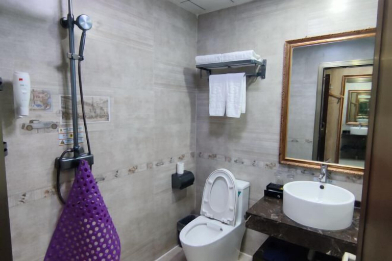 Bathroom 4, Super 8 Hotel (Xingtai Railway Station Tianyi Square Kaixuan Branch), Xingtai