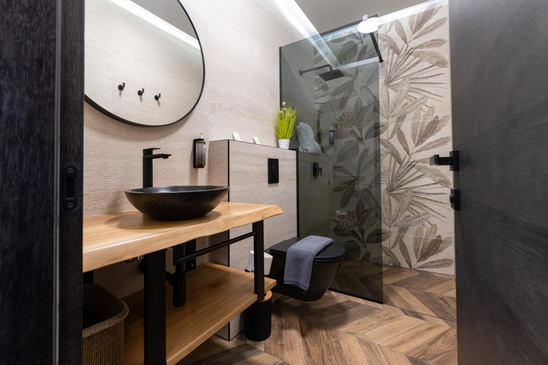 Others 5, West Coast Deluxe Rooms, Split