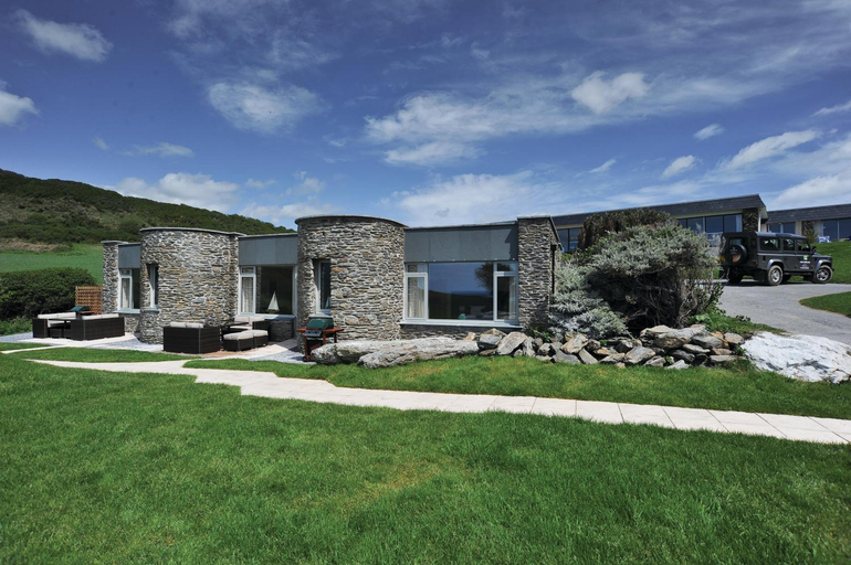 Exterior & Views