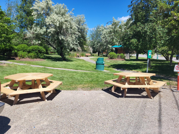 Others 2, THE ORCHARD (HOSTEL WITH PRIVATE BUNKS), East Kootenay