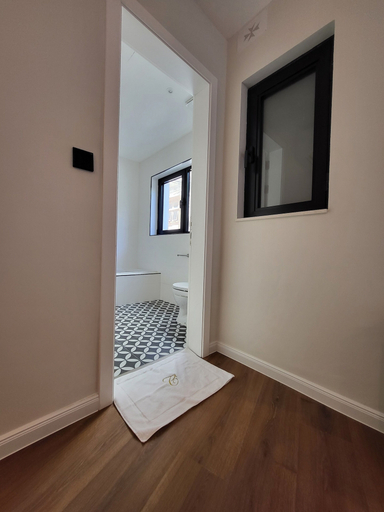 Bedroom 4, Carlton Hotel